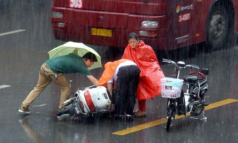 電動(dòng)車(chē)騎行不開(kāi)燈易釀事故：法律無(wú)規(guī)定，交警定責(zé)時(shí)考慮“黑燈”因素合理嗎？